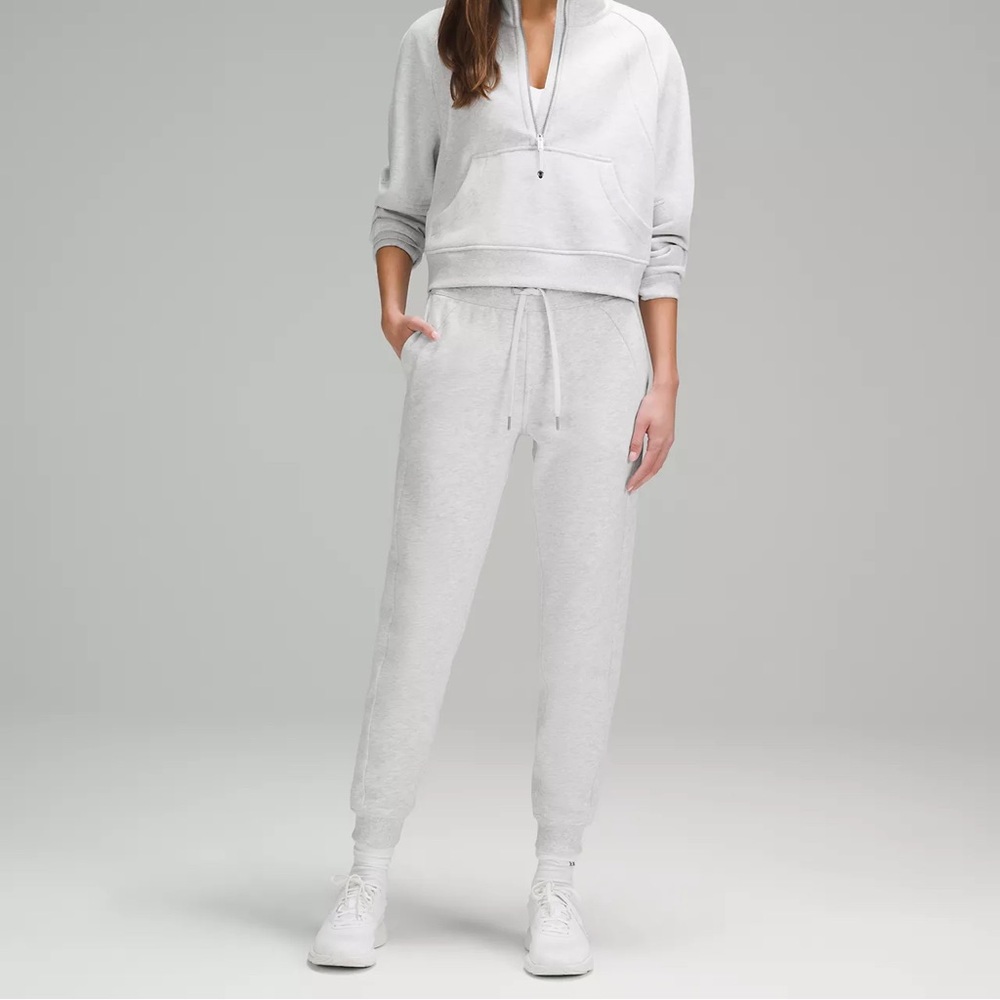 Lululemon Scuba High-Rise Jogger
Size 4